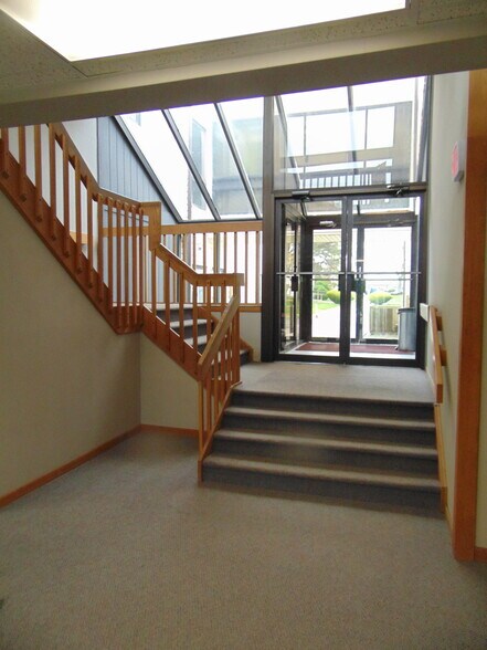 509 Stillwells Corner Rd, Freehold, NJ à louer - Photo de l’immeuble – Image 3 sur 19