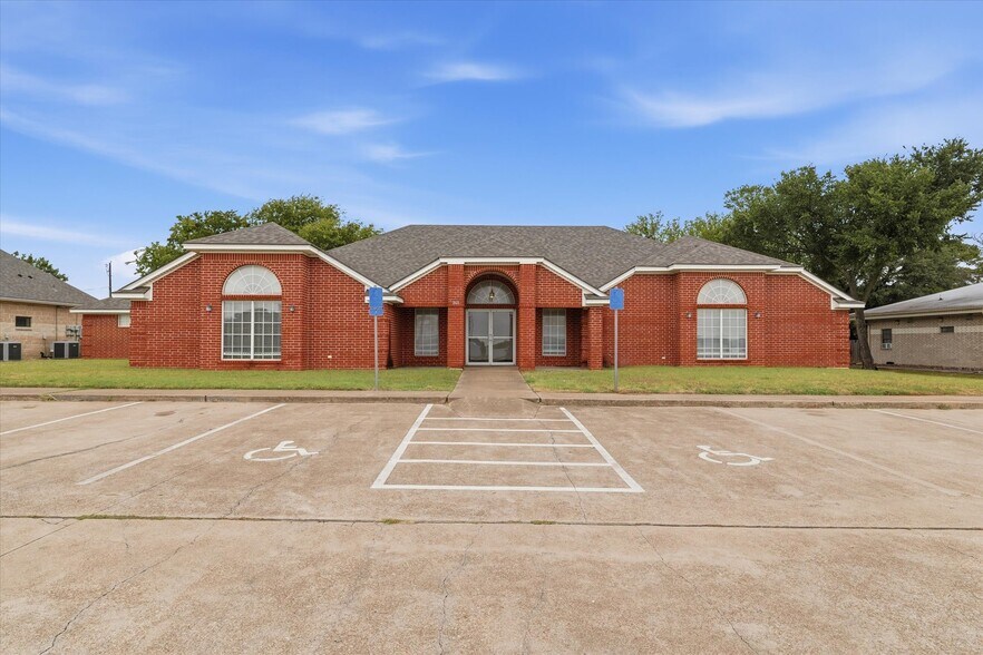 3925 Jack Kultgen Expy, Waco, TX à louer - Photo principale – Image 1 sur 9
