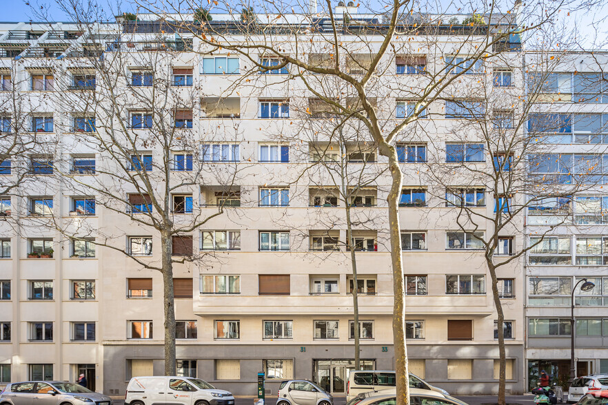 Immeuble residentiel dans Paris à vendre - Photo principale – Image 1 sur 3