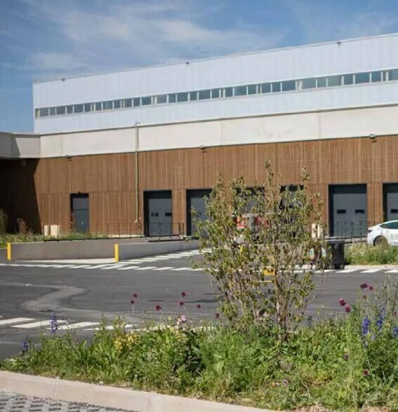 Local d’activités dans Tremblay-en-France à louer - Photo de l’immeuble – Image 3 sur 4