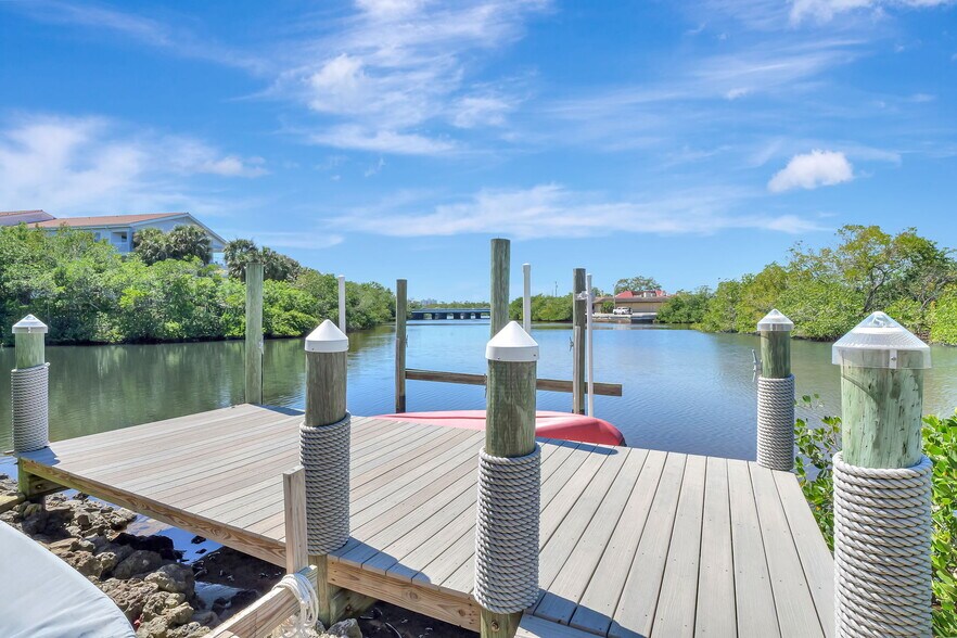 193 Cocohatchee St, Naples, FL à vendre - Photo de l’immeuble – Image 2 sur 70