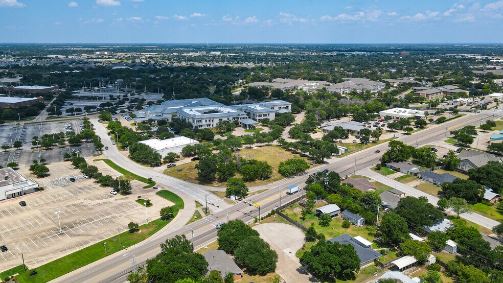 2100 29th st, Bryan, TX à louer - Photo de l’immeuble – Image 2 sur 6