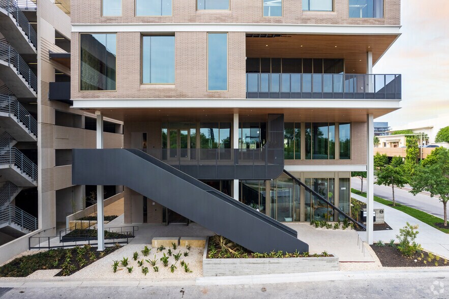 11809 Domain Dr, Austin, TX à louer - Photo de l’immeuble – Image 3 sur 4
