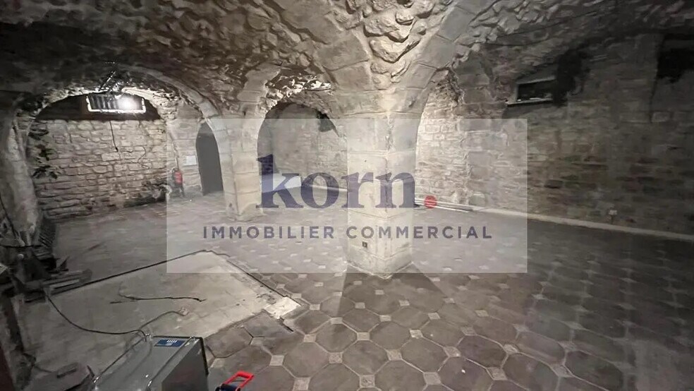 Local commercial dans Paris à louer - Photo de l’immeuble – Image 1 sur 8