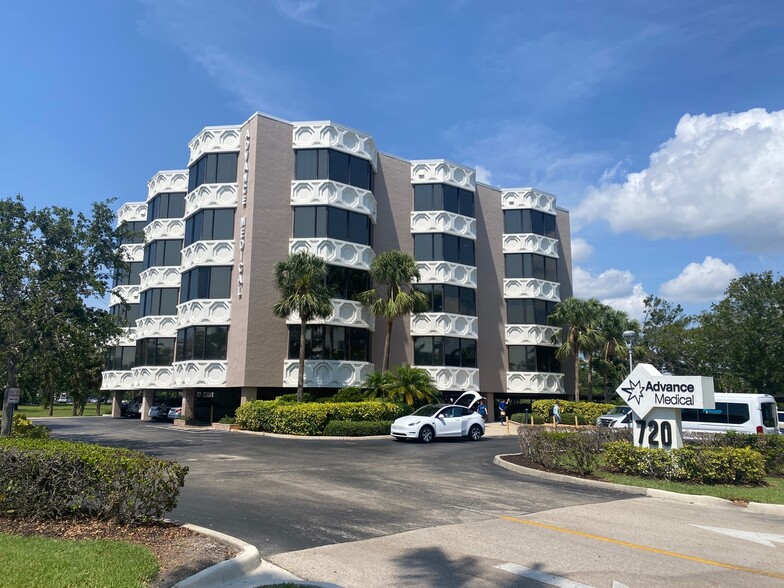 720 Goodlette Rd N, Naples, FL à louer - Photo principale – Image 1 sur 11