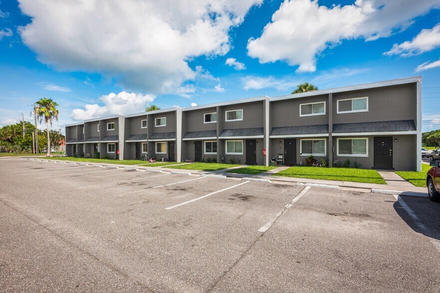 825 E University Blvd, Melbourne, FL à vendre - Photo de l’immeuble – Image 2 sur 44