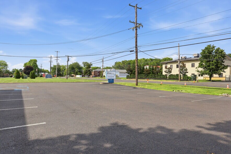 1568 Woodbourne Rd, Levittown, PA à louer - Photo de l’immeuble – Image 3 sur 107