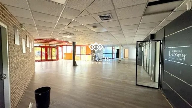 Local d’activités dans Avignon à louer - Photo de l’immeuble – Image 2 sur 4