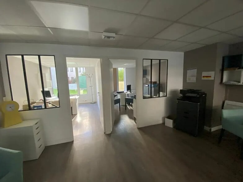 Local commercial dans Montigny-le-Bretonneux à louer - Photo de l’immeuble – Image 3 sur 5