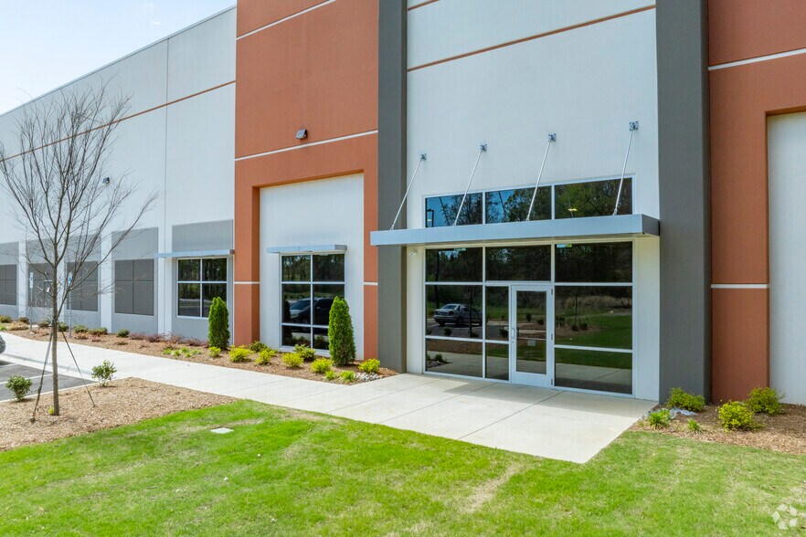 6031 Airport Dr, Charlotte, NC à louer - Photo de l’immeuble – Image 2 sur 7