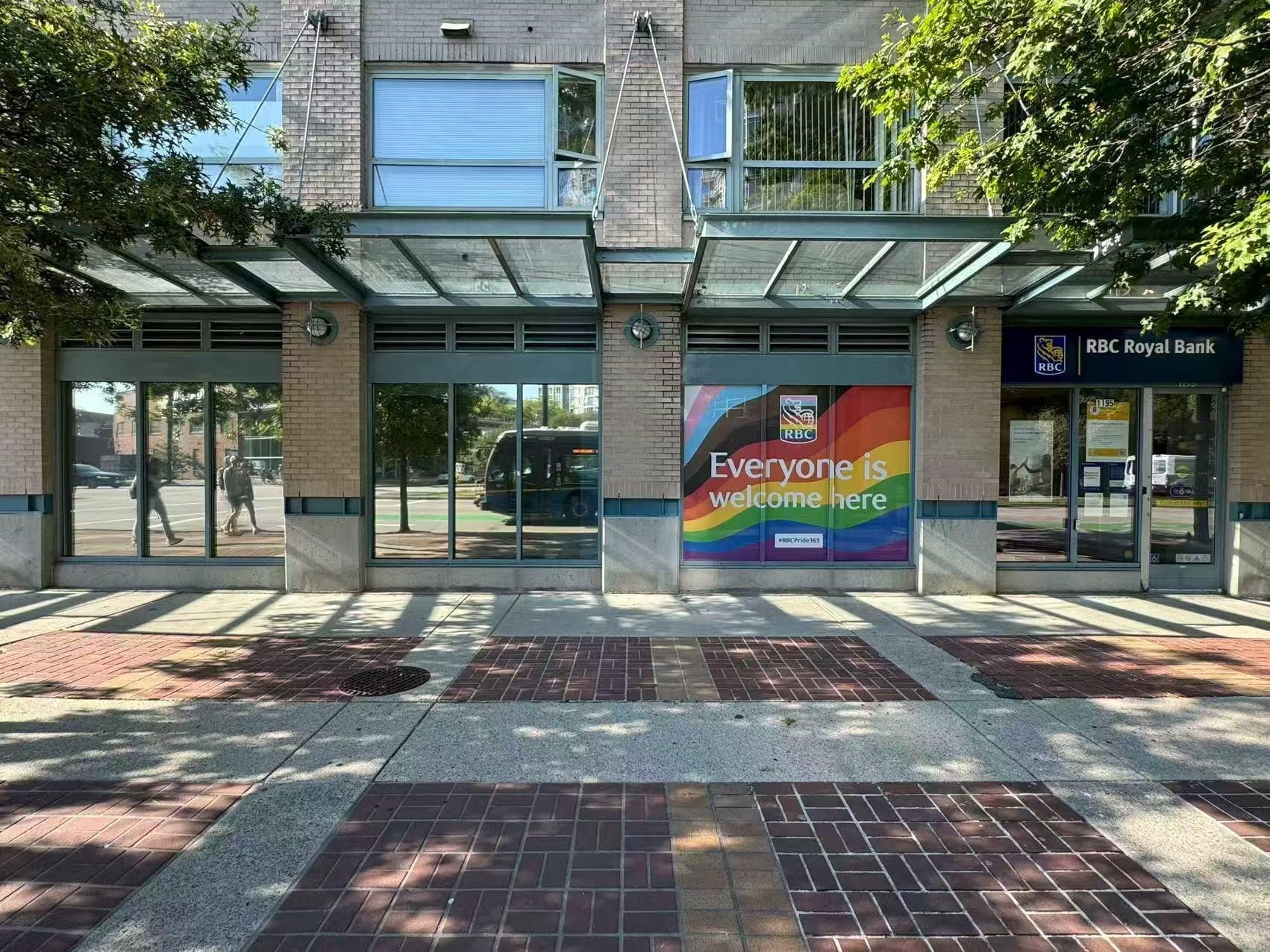 1195 Pacific Blvd, Vancouver, BC à louer Photo de l’immeuble– Image 1 sur 19