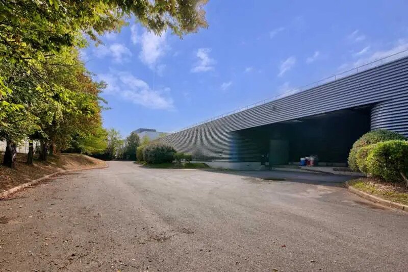 Local d’activités dans Tremblay-en-France à louer - Photo de l’immeuble – Image 3 sur 5