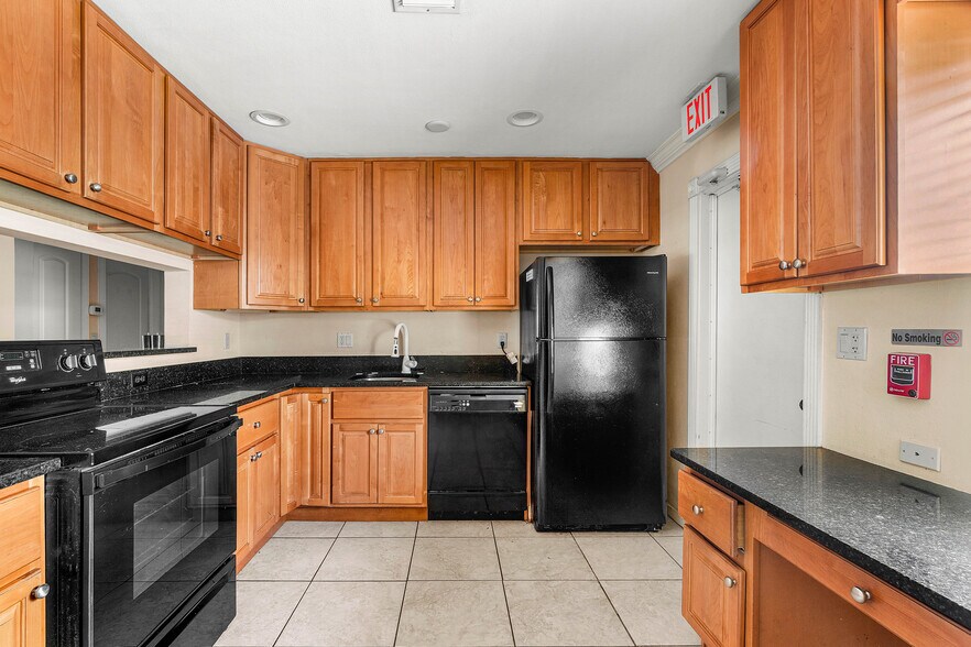 2637 West Way, Riviera Beach, FL à vendre - Photo de l’immeuble – Image 3 sur 5