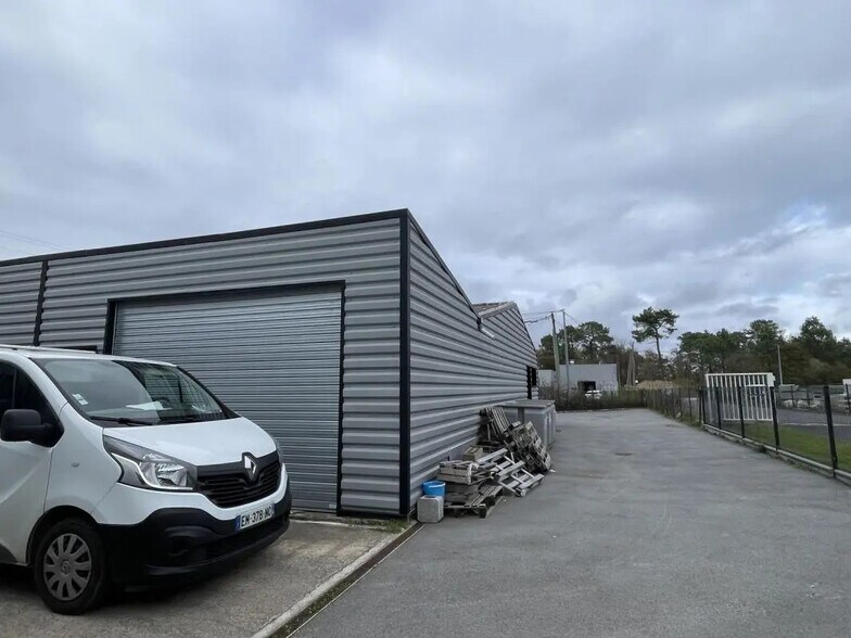 Local d’activités dans Plougoumelen à louer - Photo de l’immeuble – Image 2 sur 4