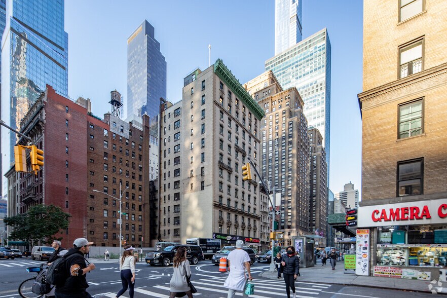 850 Seventh Ave, New York, NY à louer - Photo de l’immeuble – Image 3 sur 4