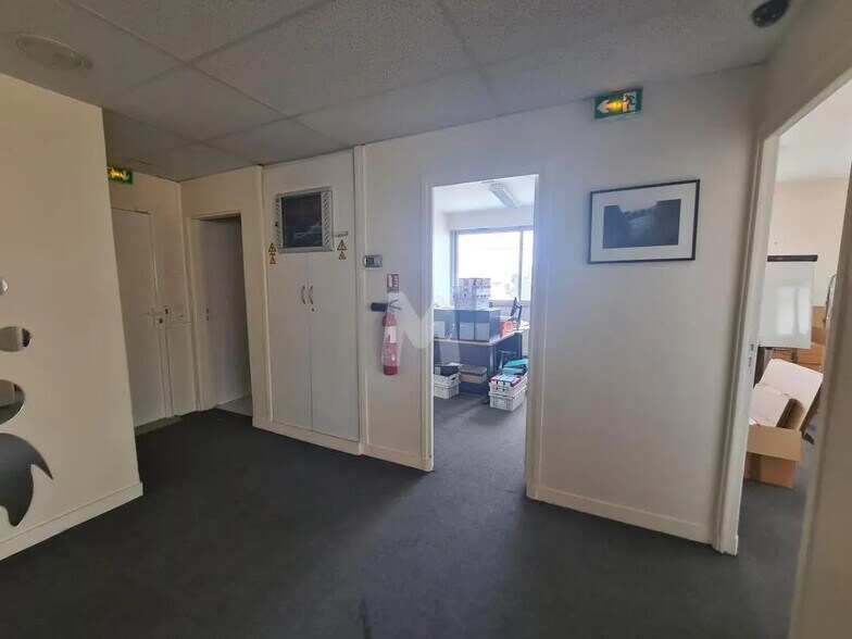 Bureau dans Évry-Courcouronnes à vendre - Photo de l’immeuble – Image 2 sur 7