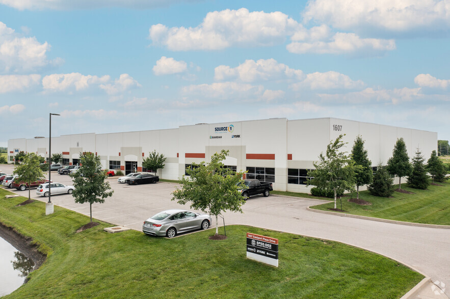 1607 Eastport Plaza Dr, Collinsville, IL à louer - Photo principale – Image 1 sur 7