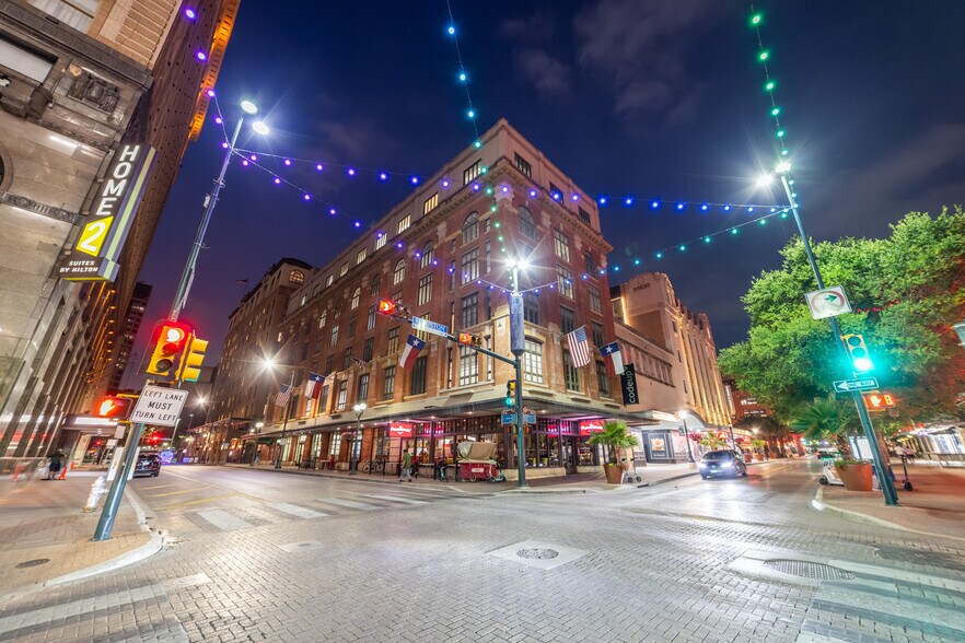 600 Navarro St, San Antonio, TX à vendre - Photo de l’immeuble – Image 3 sur 14