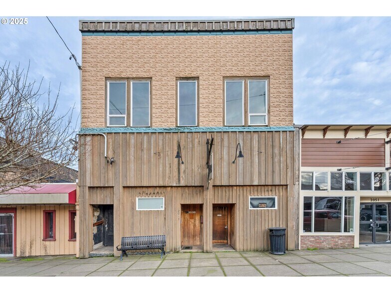 2043 Sherman Ave, North Bend, OR à vendre - Photo principale – Image 1 sur 40