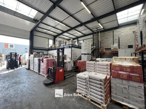 Local d'activités dans Décines-Charpieu à vendre Photo intérieure– Image 1 sur 7