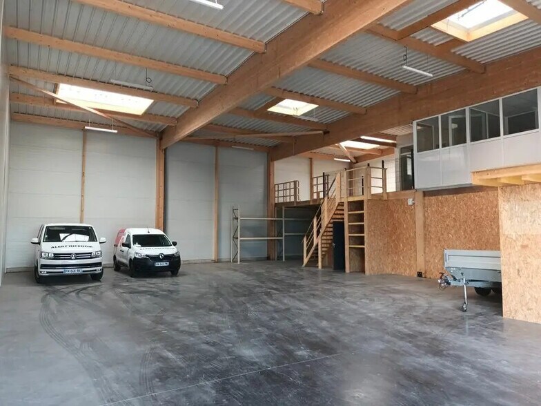 Local d’activités dans Montivilliers à louer - Photo de l’immeuble – Image 1 sur 4