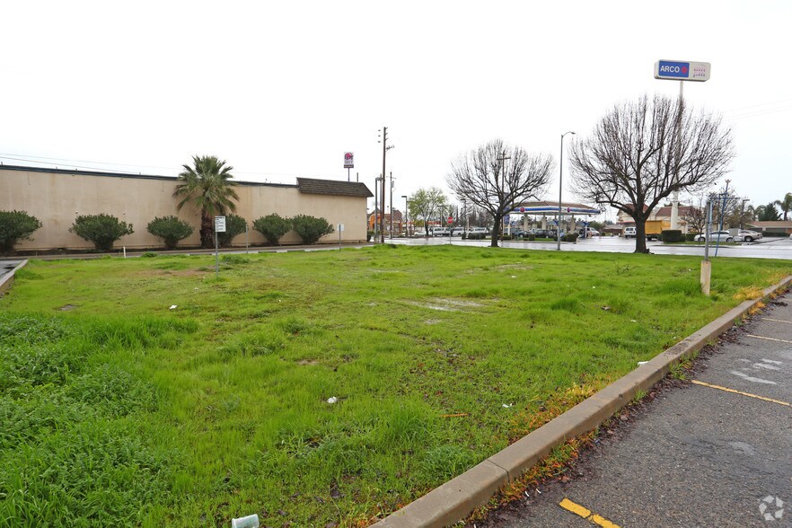 377 Sierra St, Kingsburg, CA à louer - Photo de l’immeuble – Image 3 sur 4