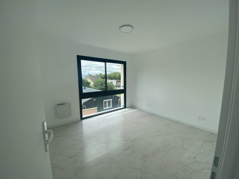 8 Rue Du Pont De Baillet, Baillet-en-France à louer - Photo intérieure – Image 3 sur 11