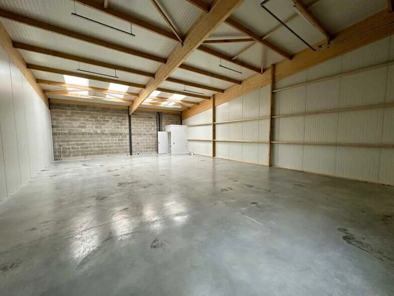 Local d’activités dans Saint-Léonard à louer - Photo intérieure – Image 2 sur 5