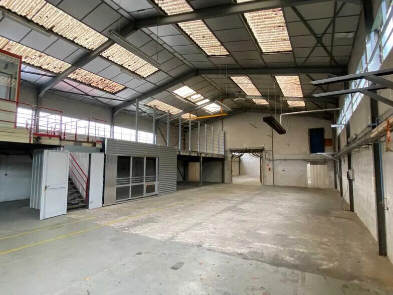 Local d'activités dans Rillieux-la-Pape à vendre - Photo de l’immeuble – Image 3 sur 13