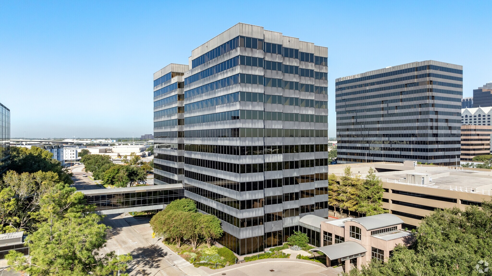 233 Benmar Dr, Houston, TX à louer Photo principale– Image 1 sur 21