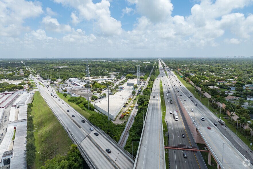 12110-12158 SW 114th Pl, Miami, FL à louer - Photo de l’immeuble – Image 3 sur 9