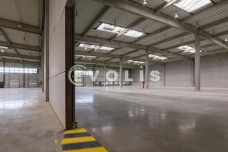 555 Rue De La Dombes, Miribel à louer Photo intérieure– Image 2 sur 14