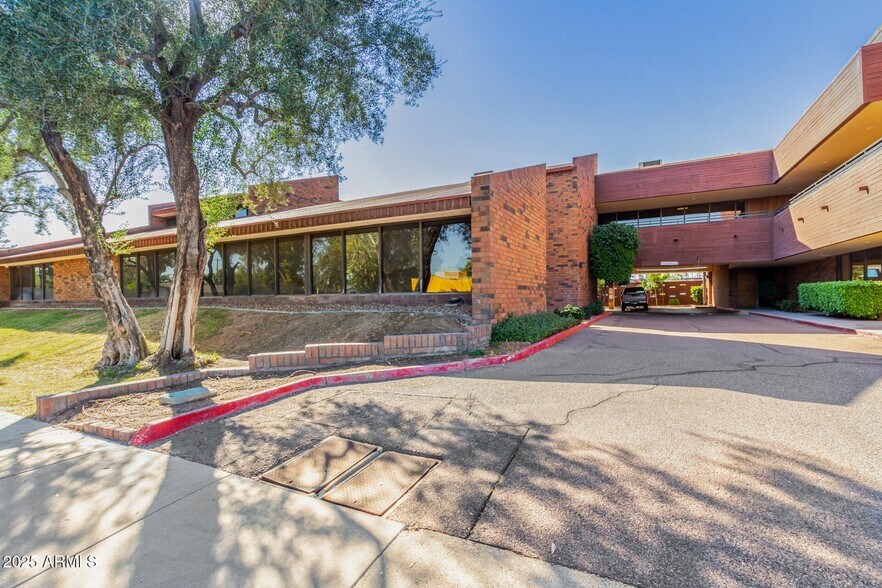 777 E Thomas Rd, Phoenix, AZ à louer - Photo de l’immeuble – Image 3 sur 10