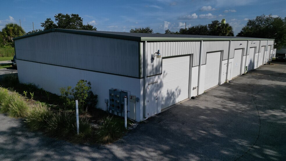 565 Prineville St, Port Charlotte, FL à louer - Photo de l’immeuble – Image 2 sur 7