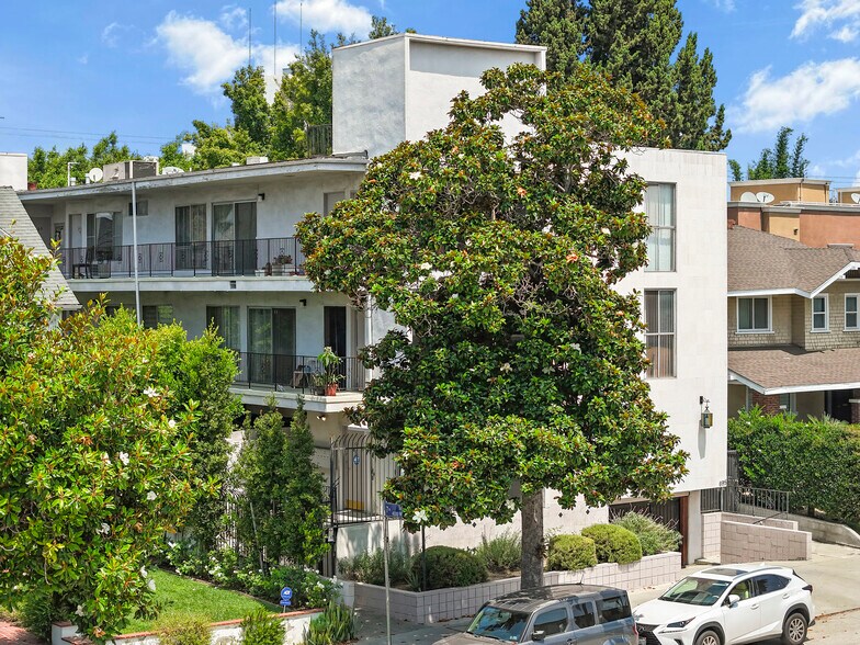 695 S Norton Ave, Los Angeles, CA à vendre - Photo de l’immeuble – Image 2 sur 16