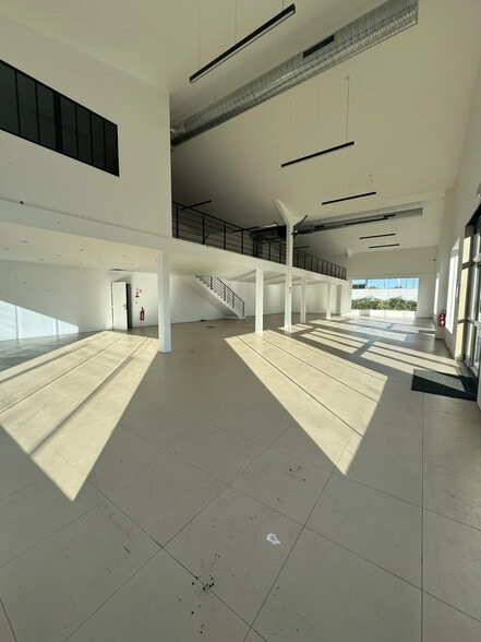 Industriel/Logistique dans Roquebrune-sur-Argens à vendre - Photo intérieure – Image 2 sur 6
