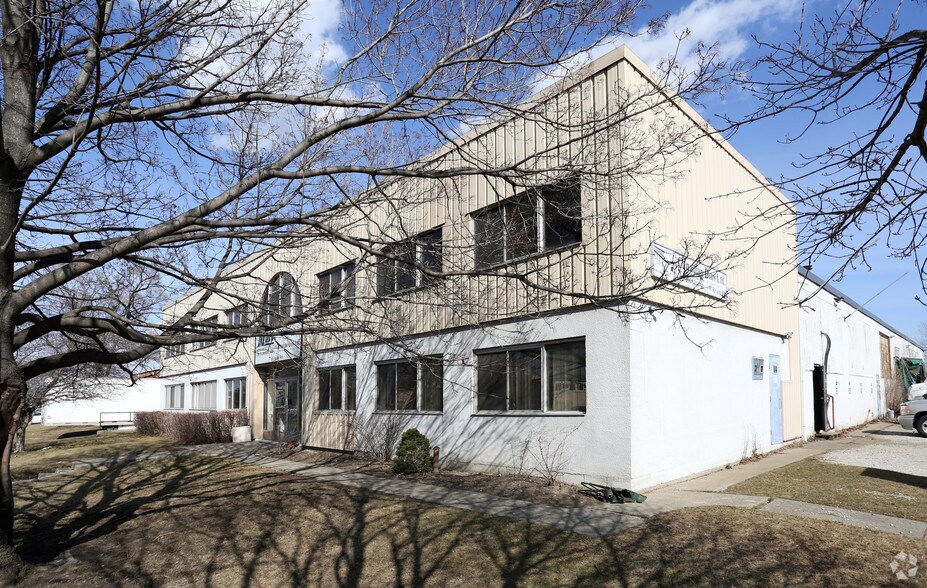77 Rivalda Rd, Toronto, ON à louer - Photo de l’immeuble – Image 2 sur 6