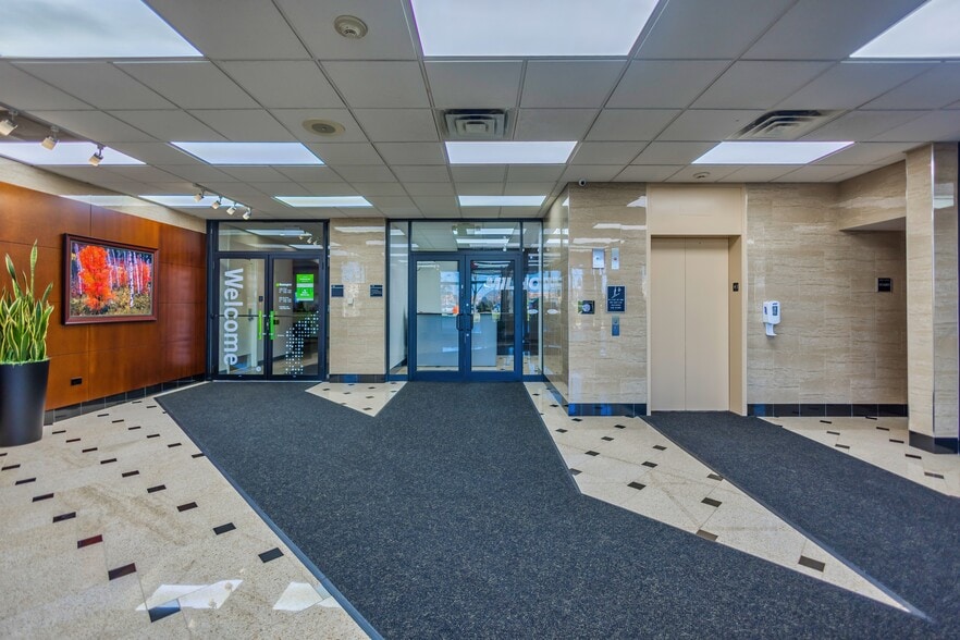 555 E Butterfield Rd, Lombard, IL à louer - Photo intérieure – Image 3 sur 15