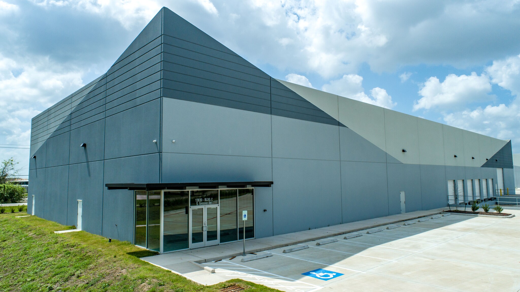 13830 S Gessner Rd, Missouri City, TX à louer Photo de l’immeuble– Image 1 sur 10