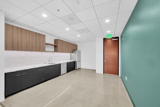 1301 Dove St, Newport Beach, CA à louer Photo de l’immeuble– Image 2 sur 4