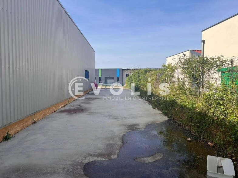 12 Rue De La Pierre Millière, Saint-Quentin-Fallavier à louer - Photo de l’immeuble – Image 3 sur 15