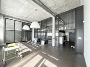 Un espace lumineux et moderne, idéal pour une activité créative.