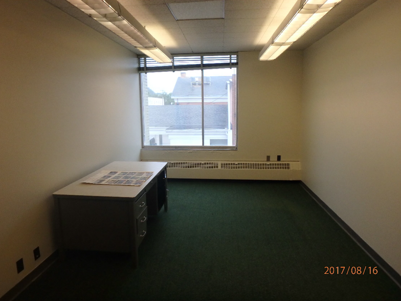 201 E Main St, Glenville, WV à louer - Photo intérieure – Image 2 sur 2