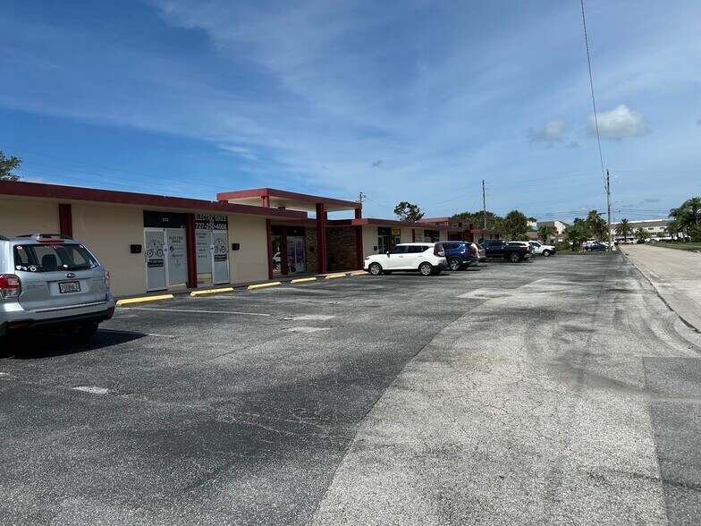 501-527 S Paula Dr, Dunedin, FL à louer - Photo de l’immeuble – Image 2 sur 19