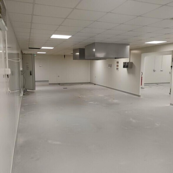 Local d’activités dans Pîtres à louer - Photo de l’immeuble – Image 2 sur 13