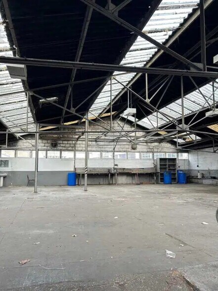 Local d'activités dans Rouen à vendre - Photo de l’immeuble – Image 3 sur 4