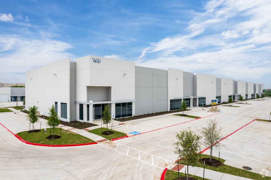 19121 Marketplace Ave, Kyle, TX à louer - Photo principale – Image 1 sur 22