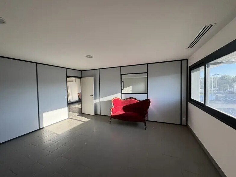 Local commercial dans Bassens à vendre - Photo intérieure – Image 2 sur 8