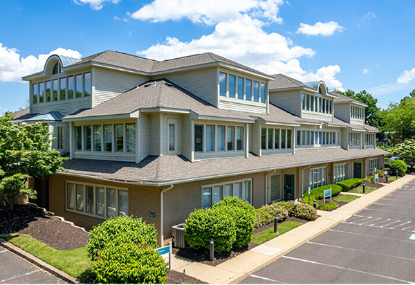 333 N Oxford Valley Rd, Fairless Hills, PA à vendre Photo de l’immeuble– Image 1 sur 25