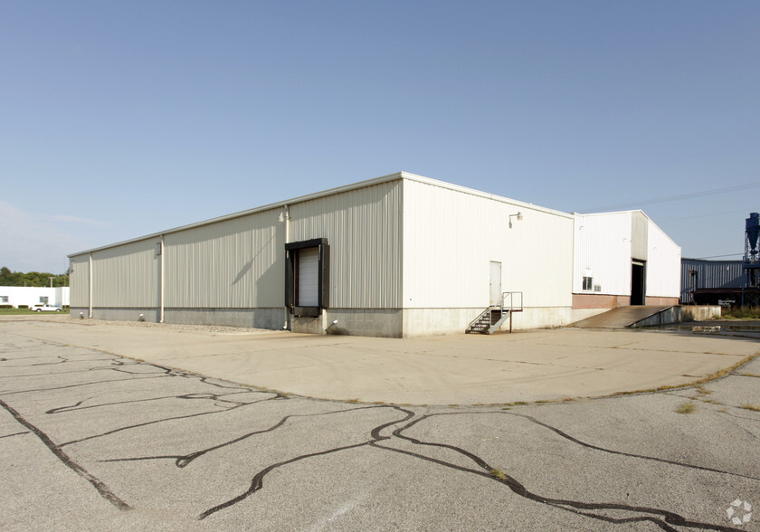 811 S Eisenhower Dr, Goshen, IN à louer - Photo de l’immeuble – Image 3 sur 3